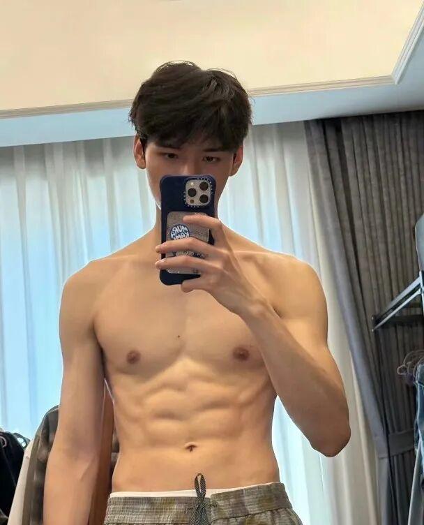 龚俊新剧《暗河传》开播，同步登陆Netflix等海外平台。
为庆祝剧集热度破万，