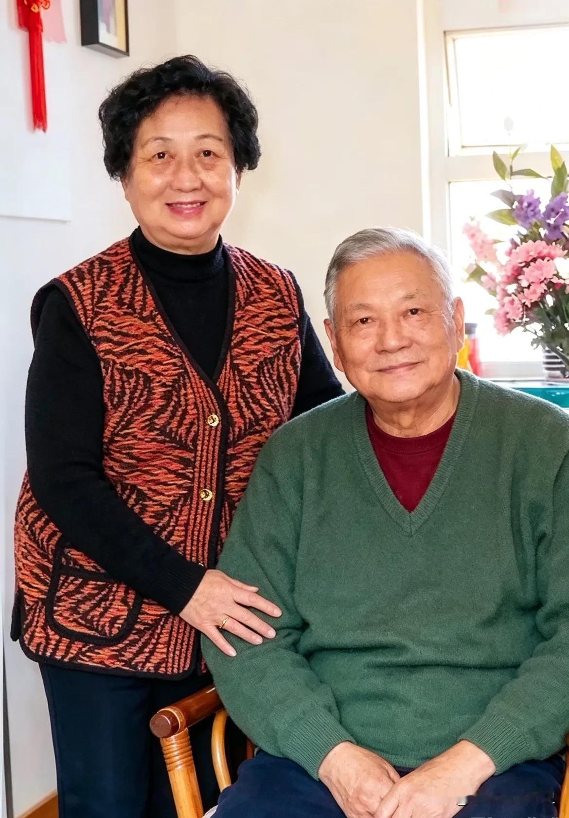 2011年新春之际，洪君彦和妻子陈贤英在家中拍下了这张温馨的春节合影。屋内布置简
