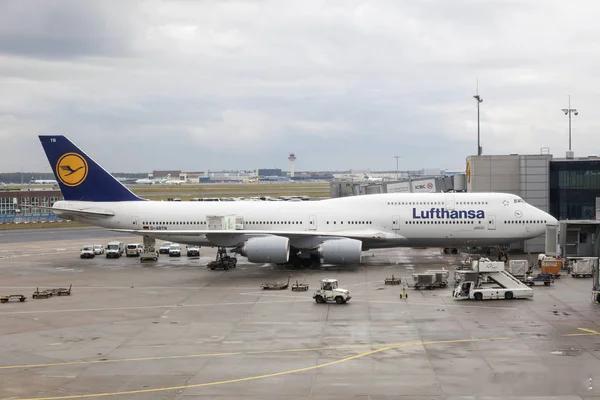 全球航空利润腰斩至230亿美元，IATA最新展望揭示行业三重压力国际航空运输协会
