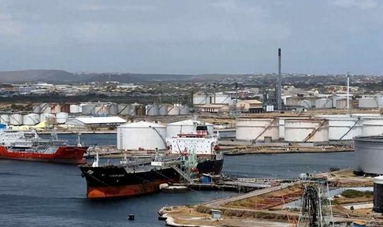 美国最近对委内瑞拉又下“狠手”了。先是派特种兵在海上强行扣押了一艘油轮，第二天又