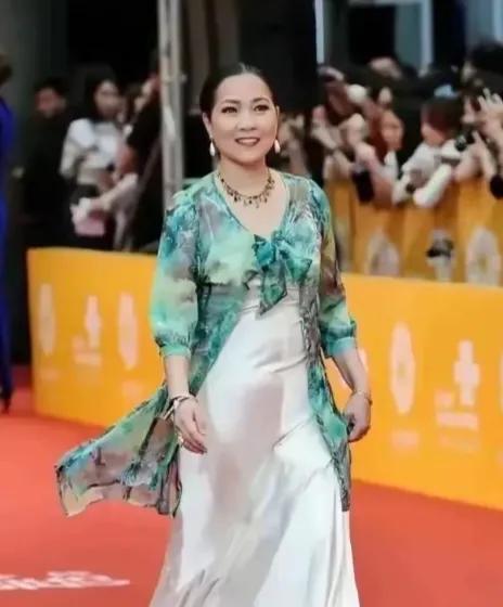 这状态真是让人羡慕，颜值、身材、圆润的脸蛋，一看就有福相，她曾经表演过电影《被爱