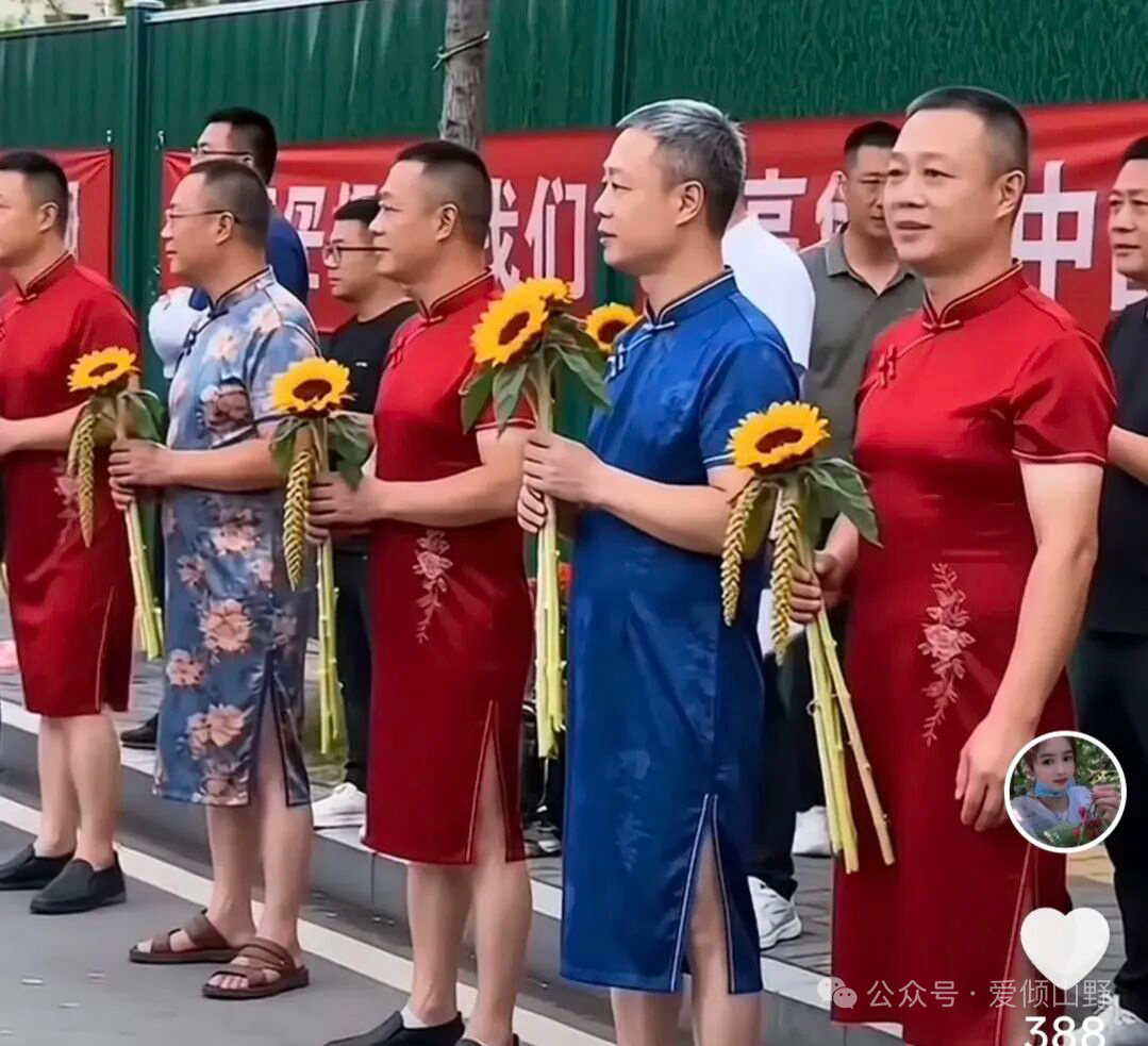 爸爸穿旗袍为满墙奖状儿子送考 爱有千万种，只要孩子开心，所有仪式都值得！高考加油