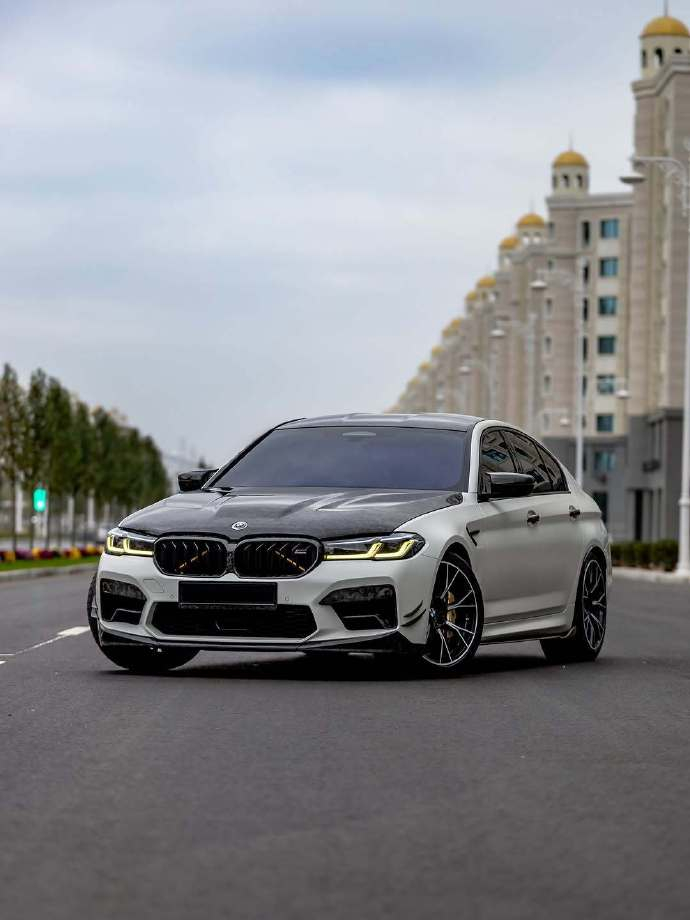 这才是“西装暴徒”的终极形态！看似低调的三厢轿车身段下，藏着4.4T V8双涡轮