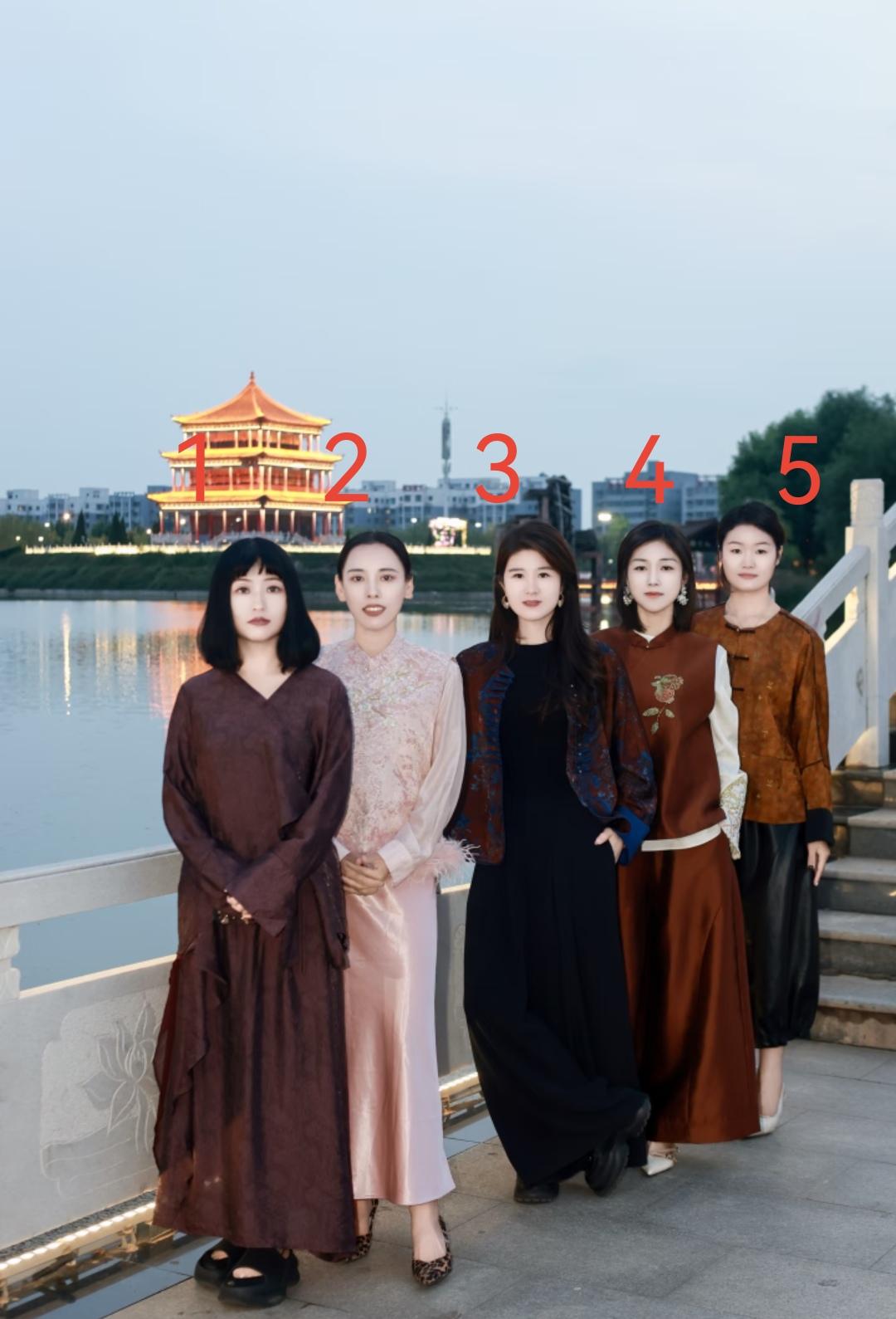 姐妹们的中式氛围感合照来啦！河畔古楼做背景，五套新中式各有各的美。有的温婉柔美，
