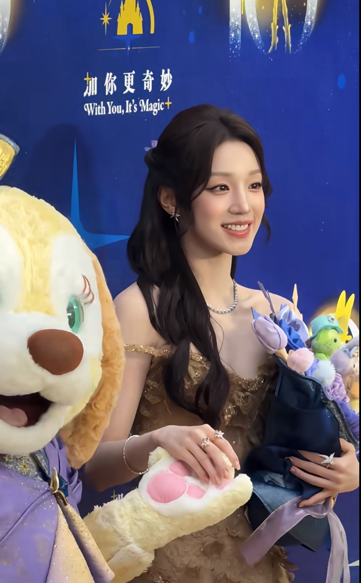 上海迪士尼红毯女明星造型，状态怎么样：孙俪、周雨彤、王玉雯、宋雨琦、林志玲、毛晓