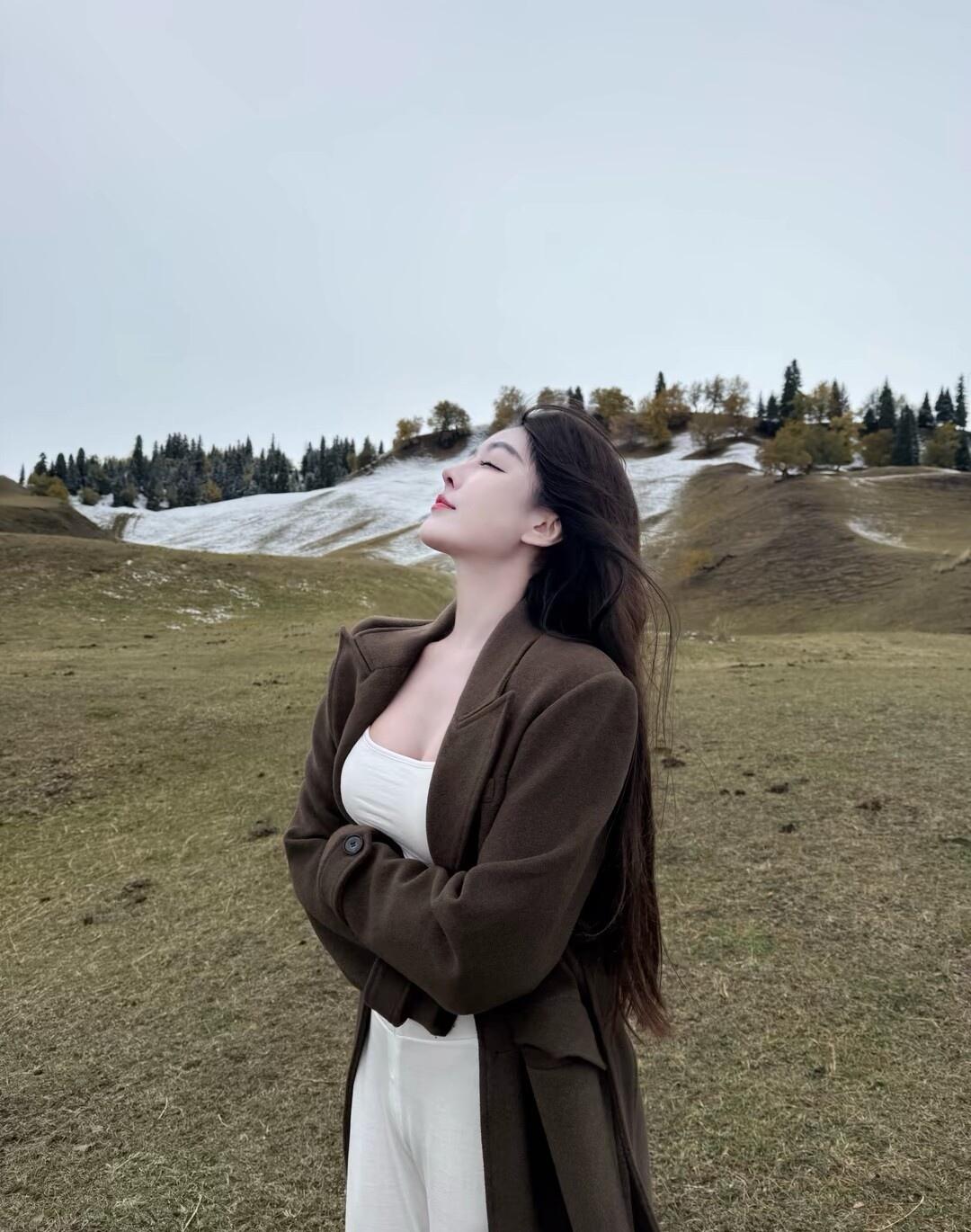 这位女士在草地上享受自然。