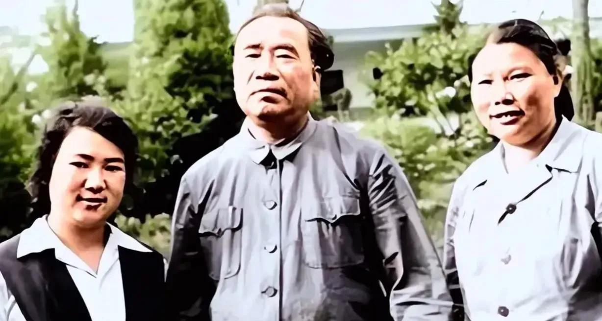 朱老总教育子女说：“衣服的主要作用是御寒，只要穿上暖和，干净，就是好衣服。”