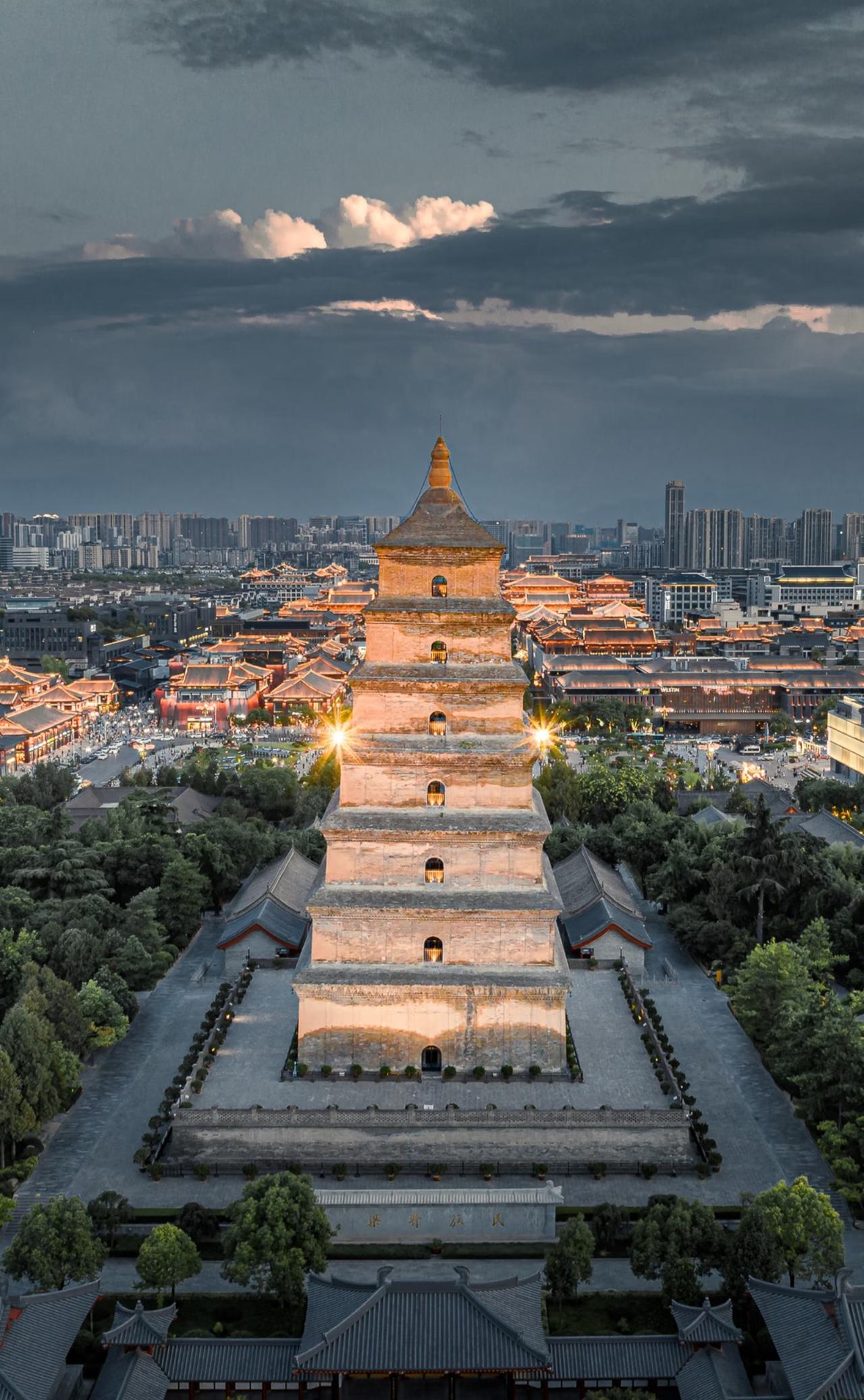 来一点中式对称美学的震撼
在我国传统的中式建筑中
经常会以以“美”与“吉”为设计