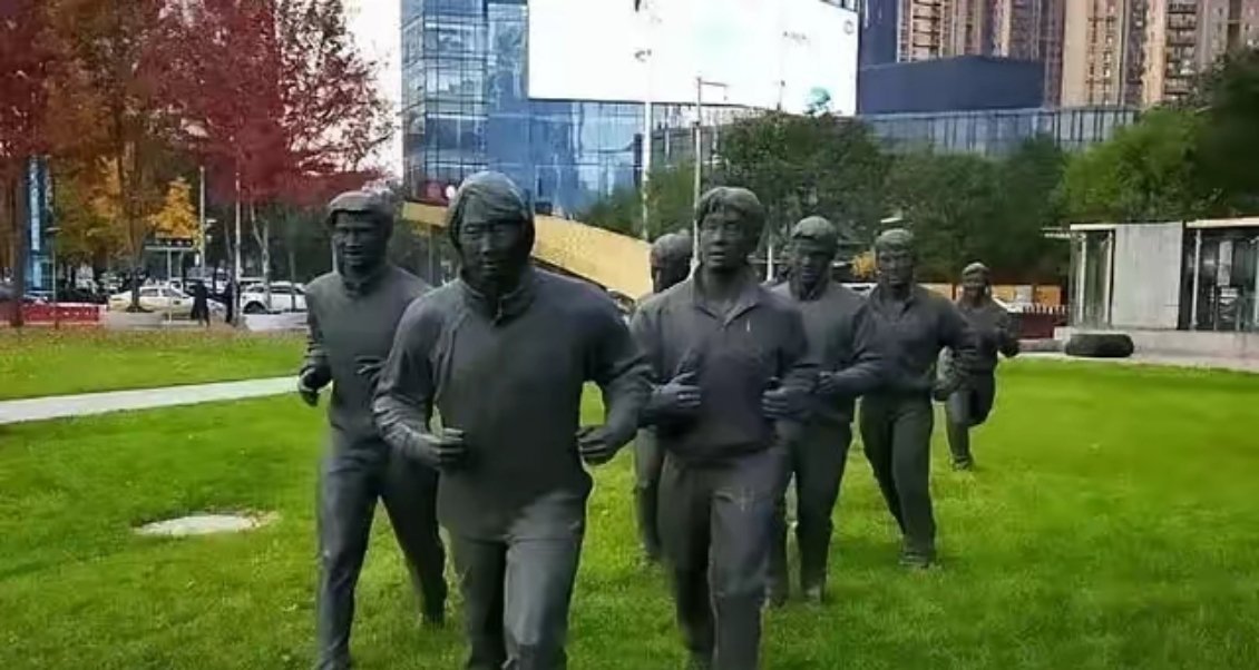 有网友问，李铁的塑像怎么处理好？答，有两种方案：第一个，拆除不商量，人都进去了，