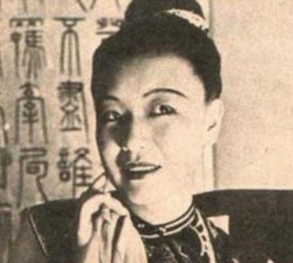 1939年，红色女特工王莹，爱上了白崇禧的心腹秘书，原以为无法在一起，可她万万没