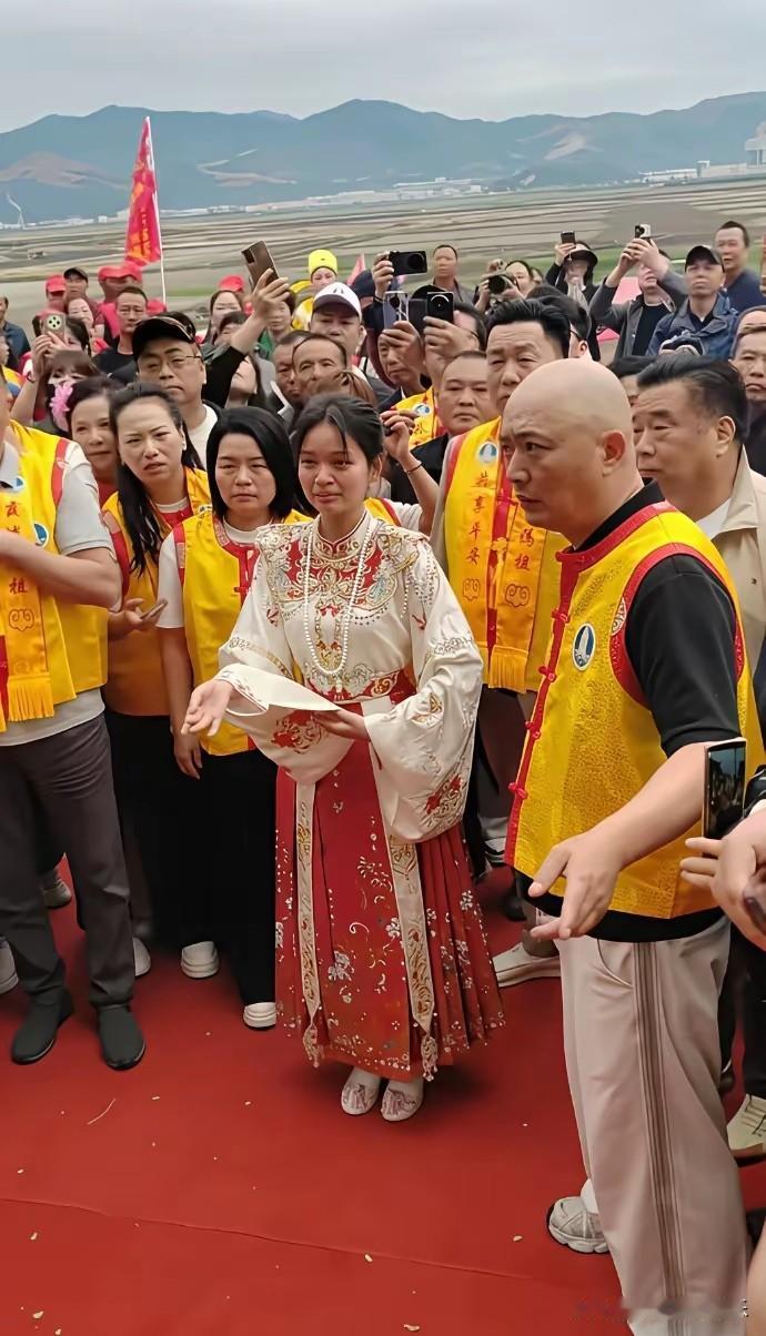 湛江小妈祖一出场就是哭脸，这或许就是妈祖面相，悲天怜悯妈祖心太善良，常常怜悯人间