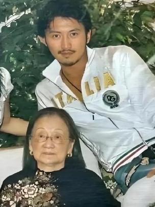 2007年，谢贤母亲谢老太和孙子谢霆锋，一张罕见的合影，拍摄于加拿大温哥华谢家老
