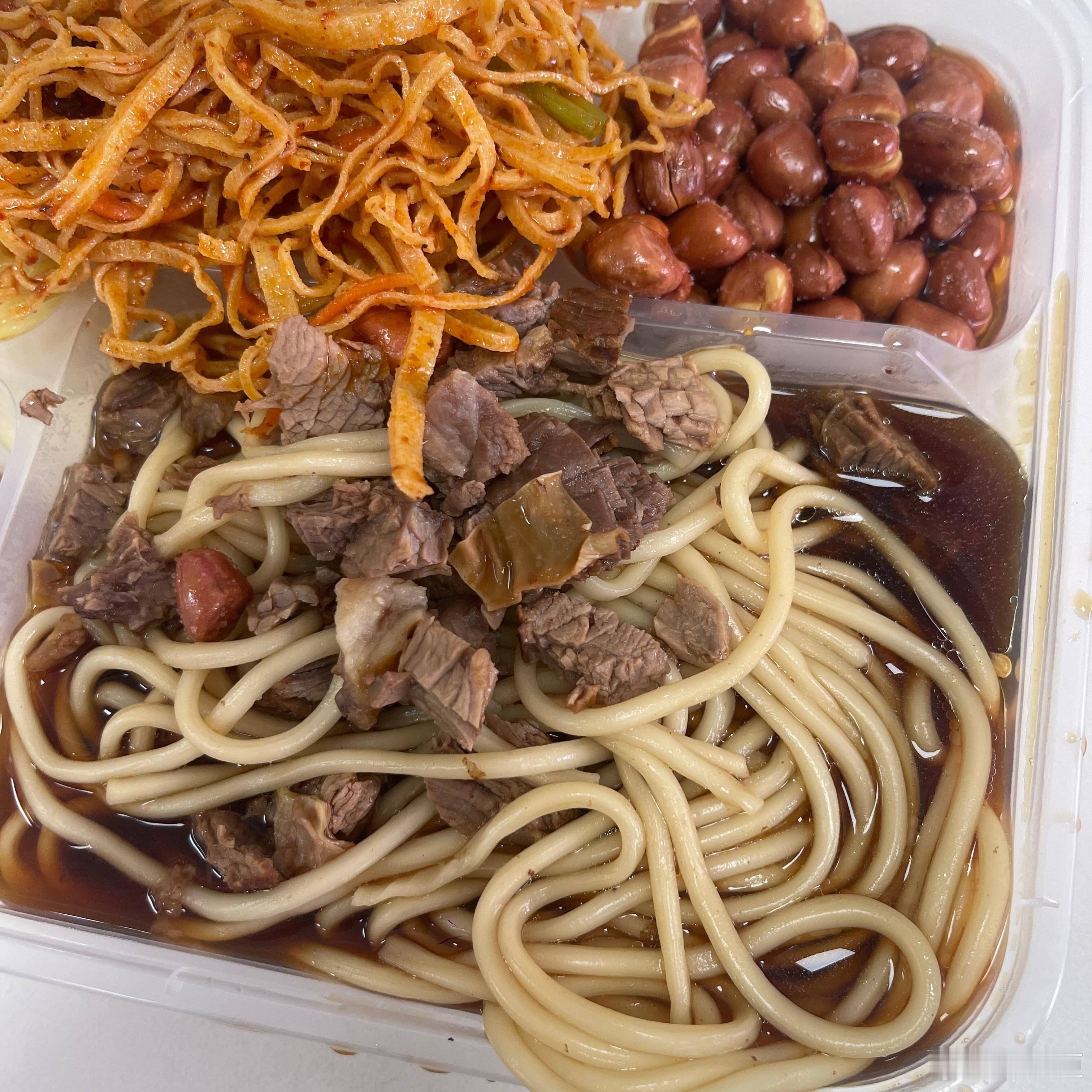 每日一餐分享今天食堂吃面，但有肉[收到][收到] ​​​