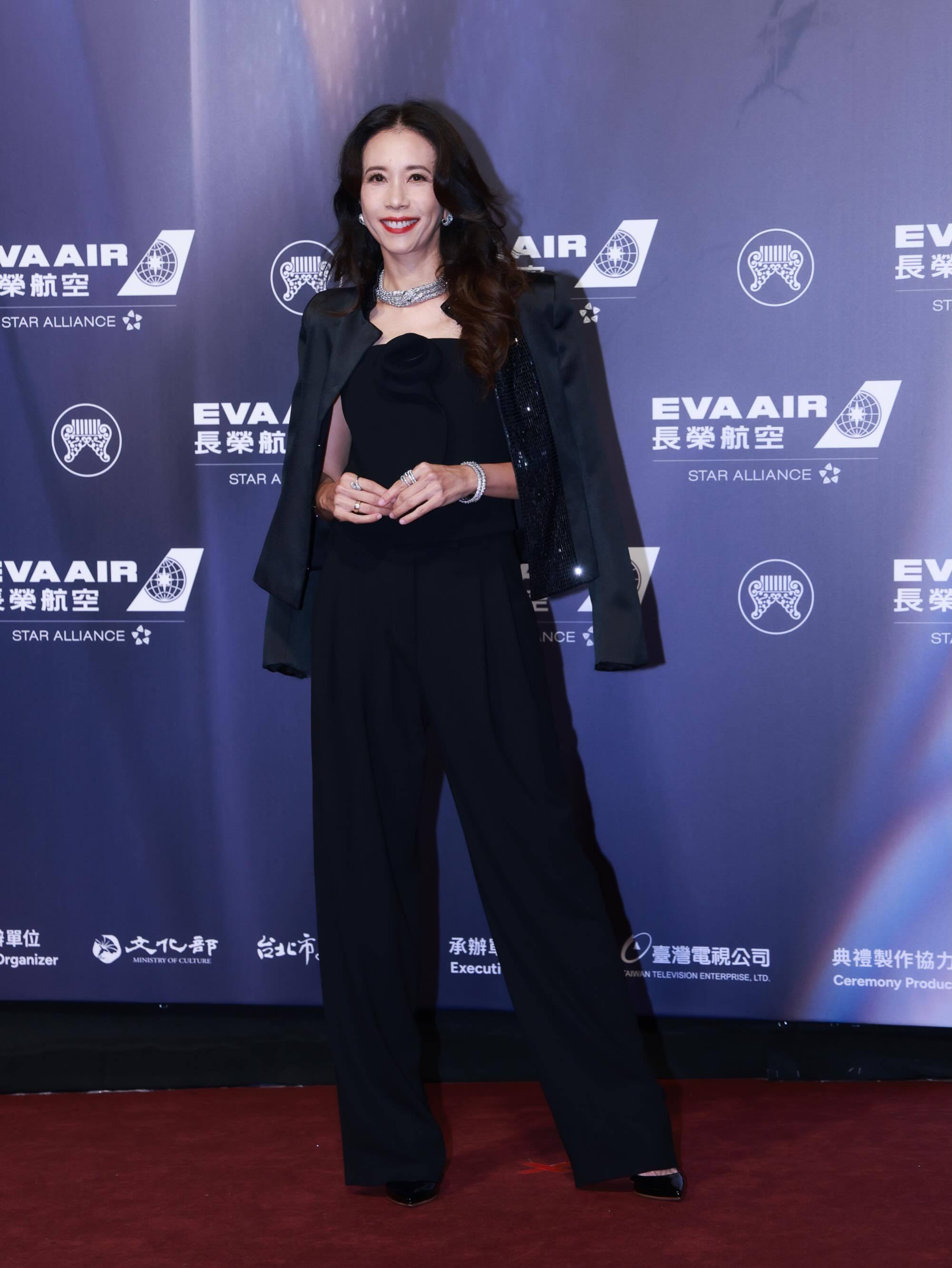时隔十年重返金曲奖 ，莫后今晚风采很足哦 ！Giorgio Armani 套装 