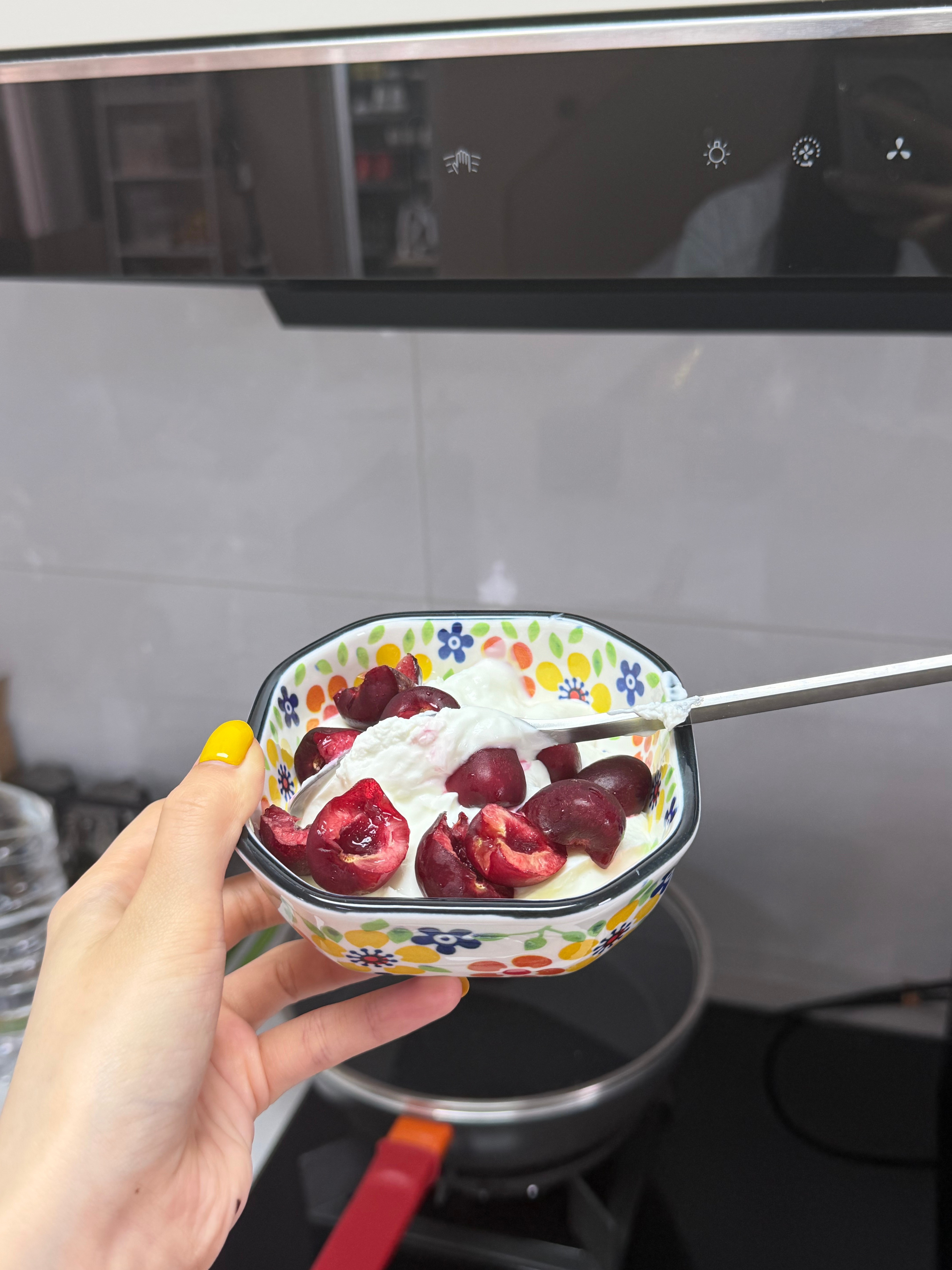 刚醒 下午上私教课🏋🏻♀️我的饭是无糖酸奶（由于一丝甜味儿都没有我手掰了几个
