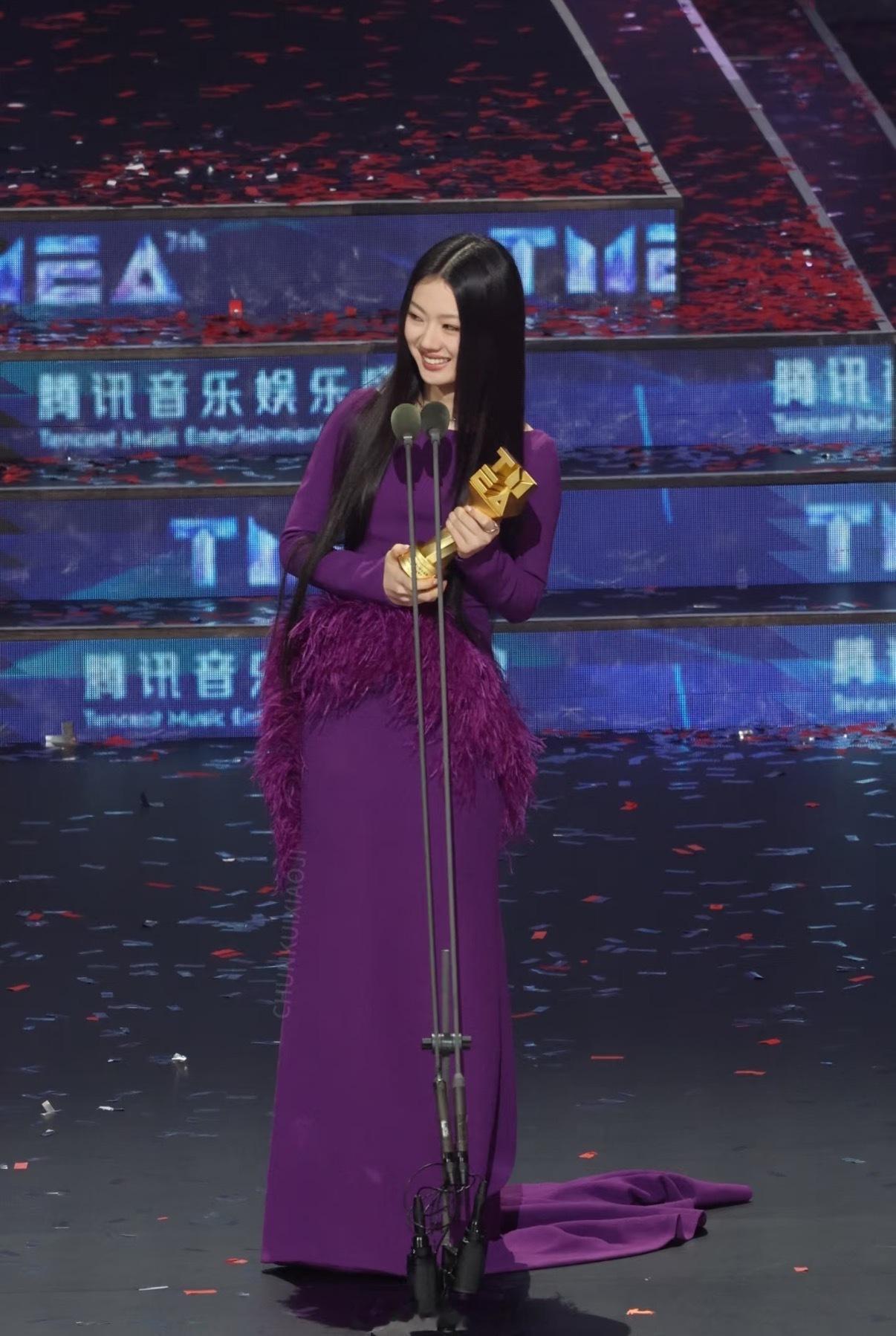 单依纯二封内地最佳女歌手 从青涩到从容，单依纯二度拿下内地最佳女歌手，多元曲风不