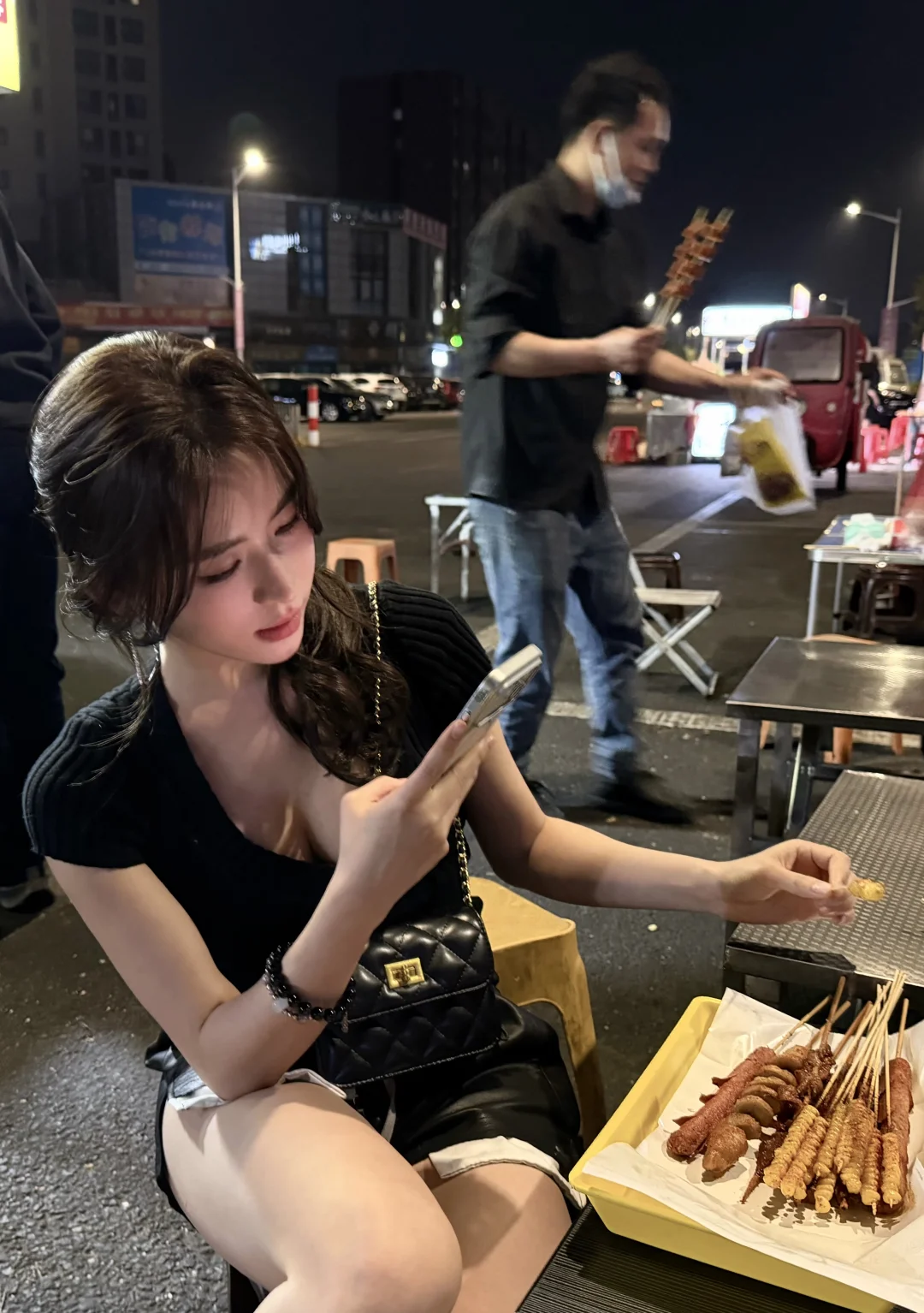 这个世界太坏了 饿了吗 我带你去吃饭吧🖤