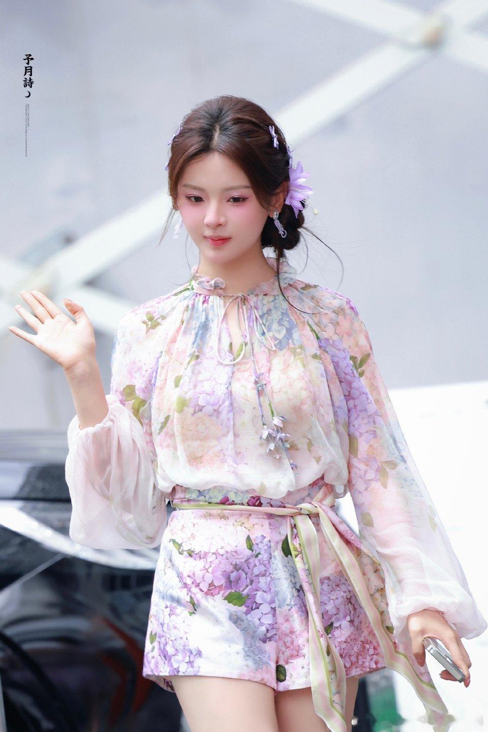 杨超越[超话] "超越宝宝的花仙子造型也太绝了吧！✨《一见你就笑》里元气满满的样
