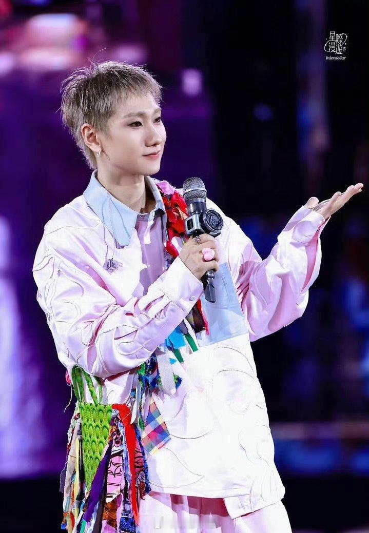 汪苏泷比心版全城热恋舞台动人的从不止盛大表演，即兴流露的温柔最戳人心。看见粉丝现