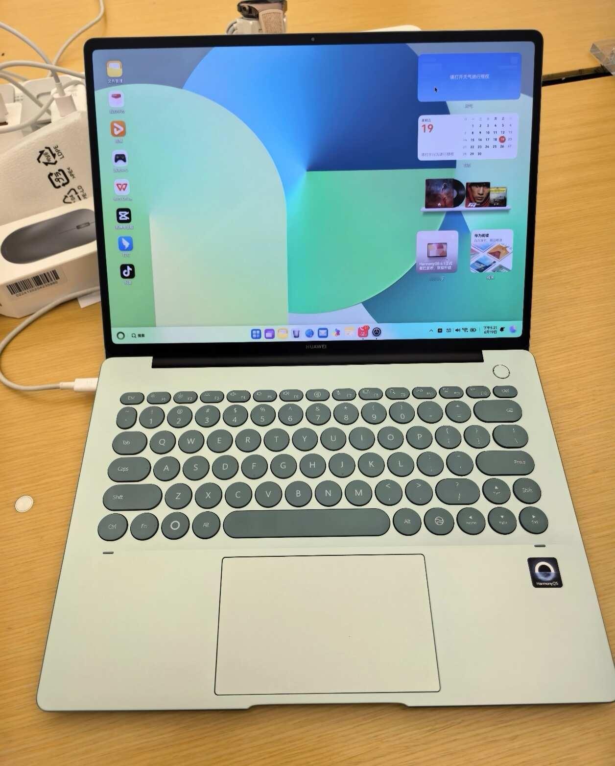 华为新上的MateBook 14笔记本也太好看了，这颜色简直爱不释手。