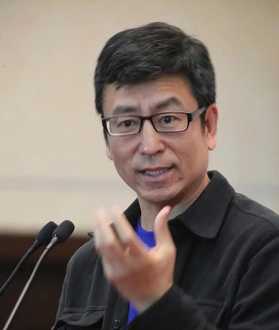 专家说月入3000已经进入中等收入，白岩松反问专家：如果月入3000 就算中等收