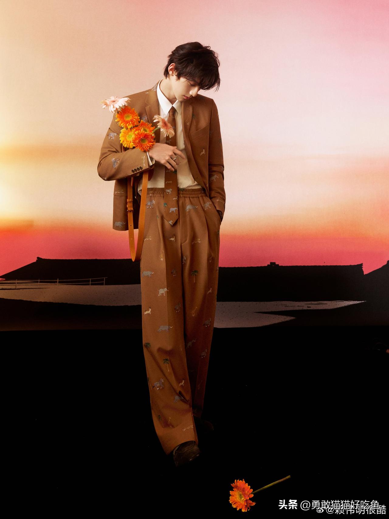 赖伟明好适合卷发造型，眼睛大大的看起来很可爱呢，像小狗一样好萌吧