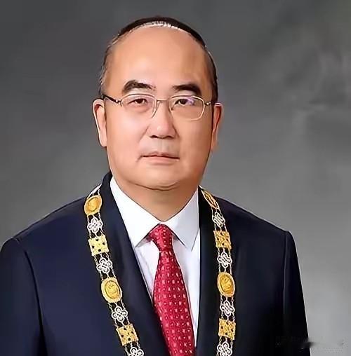 谁能想到，当年那个撑起武汉金银潭医院的院长张定宇，拖着一瘸一拐的身体在抗疫一线拼