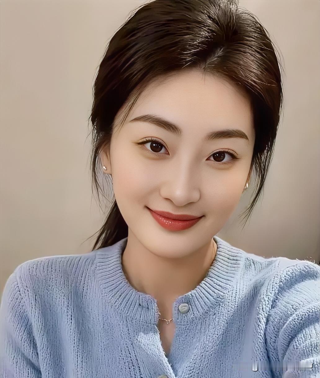 浅蓝针织温柔，眉眼含笑意，从容自在，尽显温婉优雅。