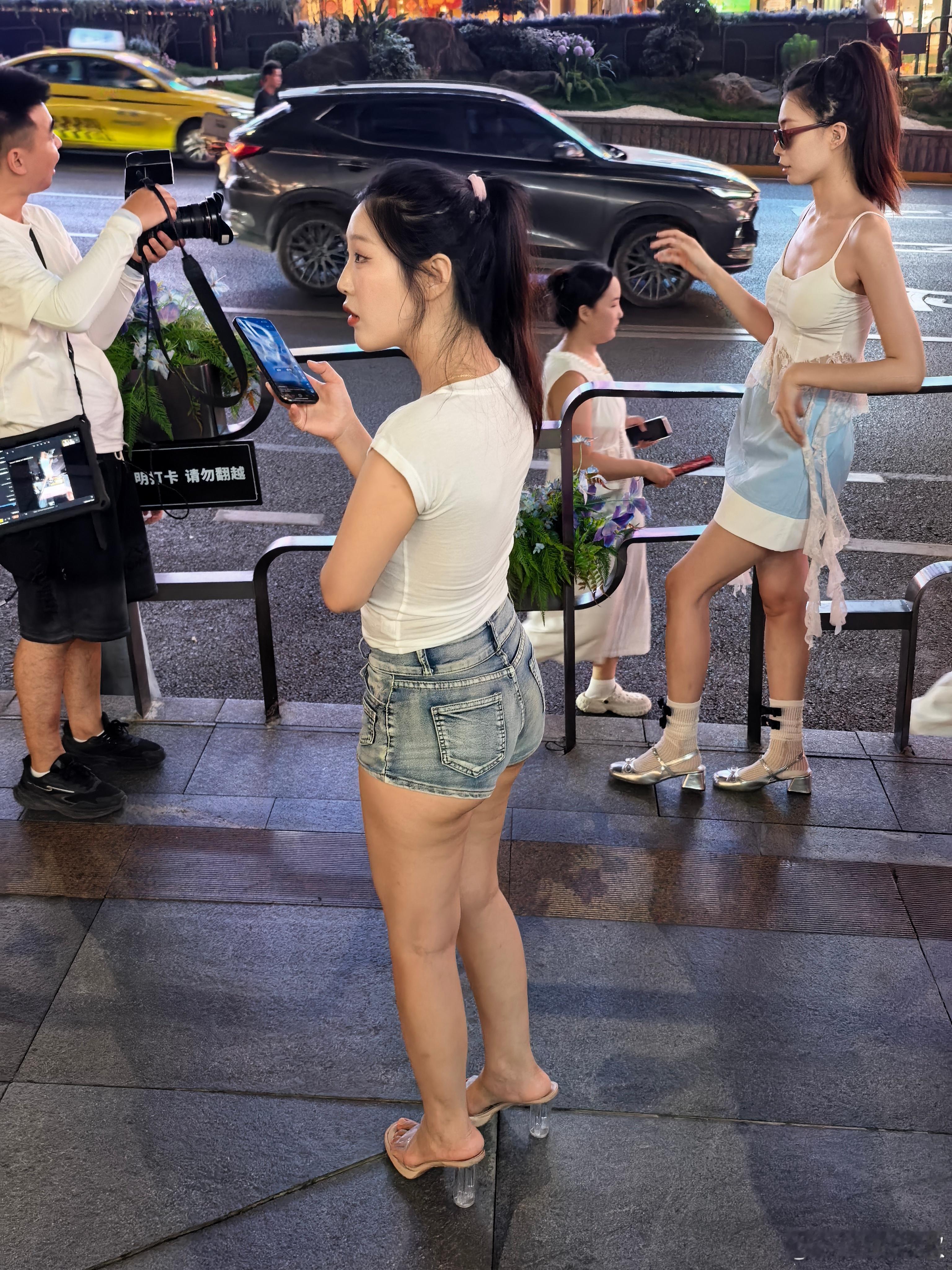 拍照打卡的妹子真多 ​​​