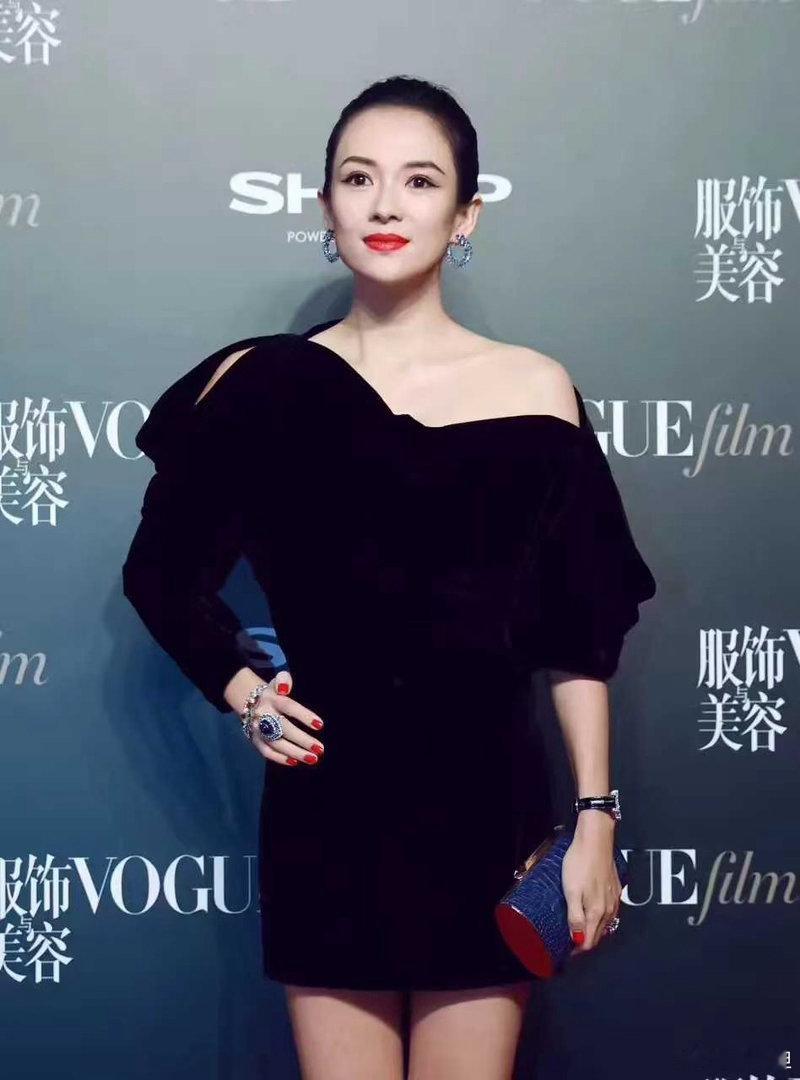 章子怡套现3亿47岁的章子怡再次让人刮目相看。在凭借新片角色增重20斤的同时，她