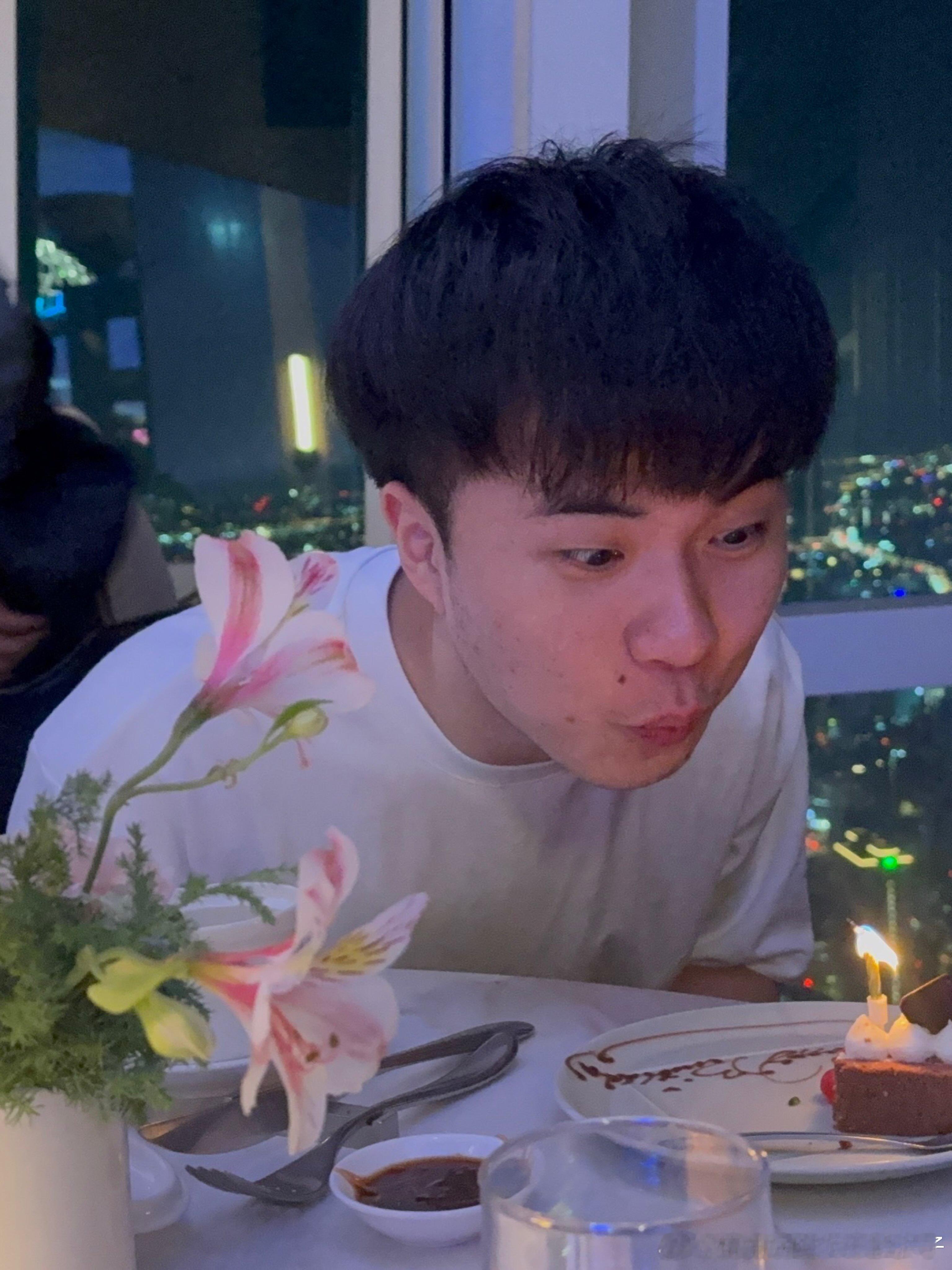 林昀儒：2️⃣5️⃣🎂调整好步伐，继续迎接挑战👻 不管顺境逆境，都知道身后一