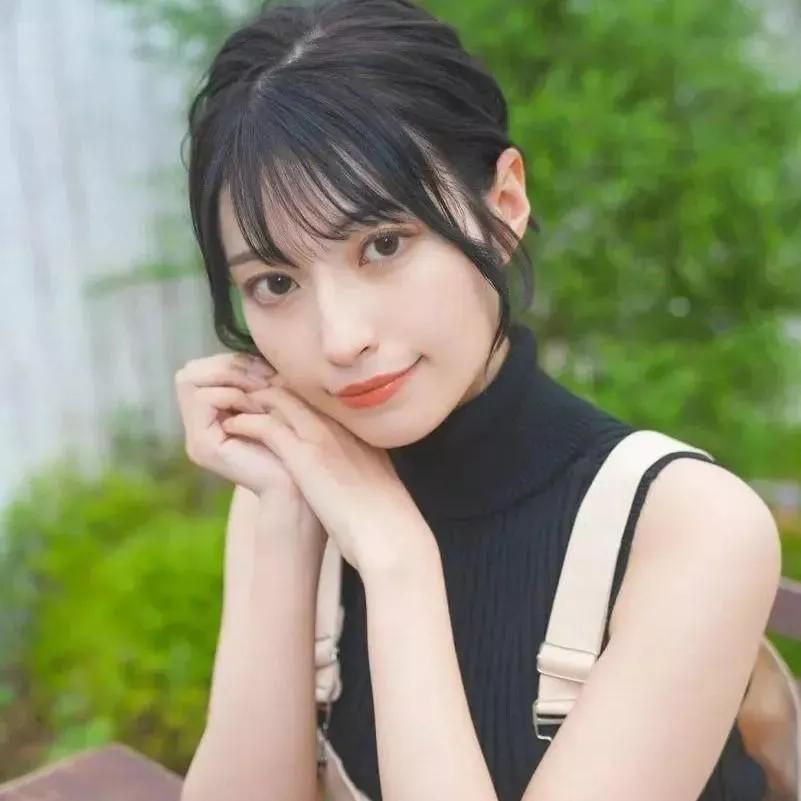 少女在阳光下的微笑，自然清新，让人心旷神怡。