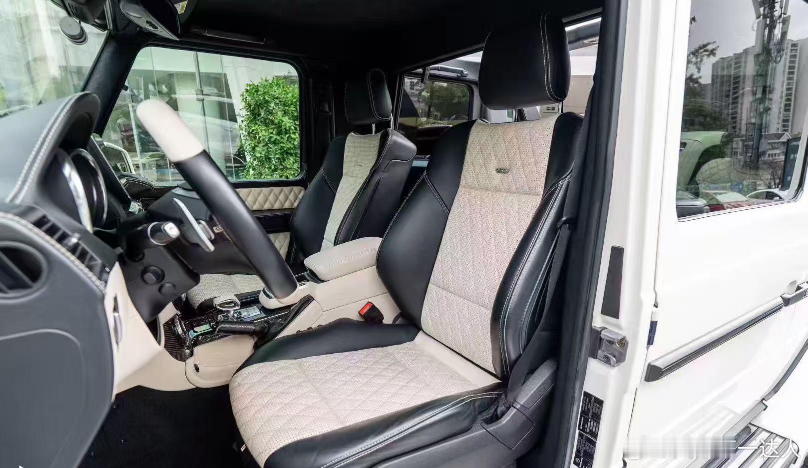 迈巴赫G650 Landaulet是一款带迈巴赫车标的纯正越野车型！全球限量99