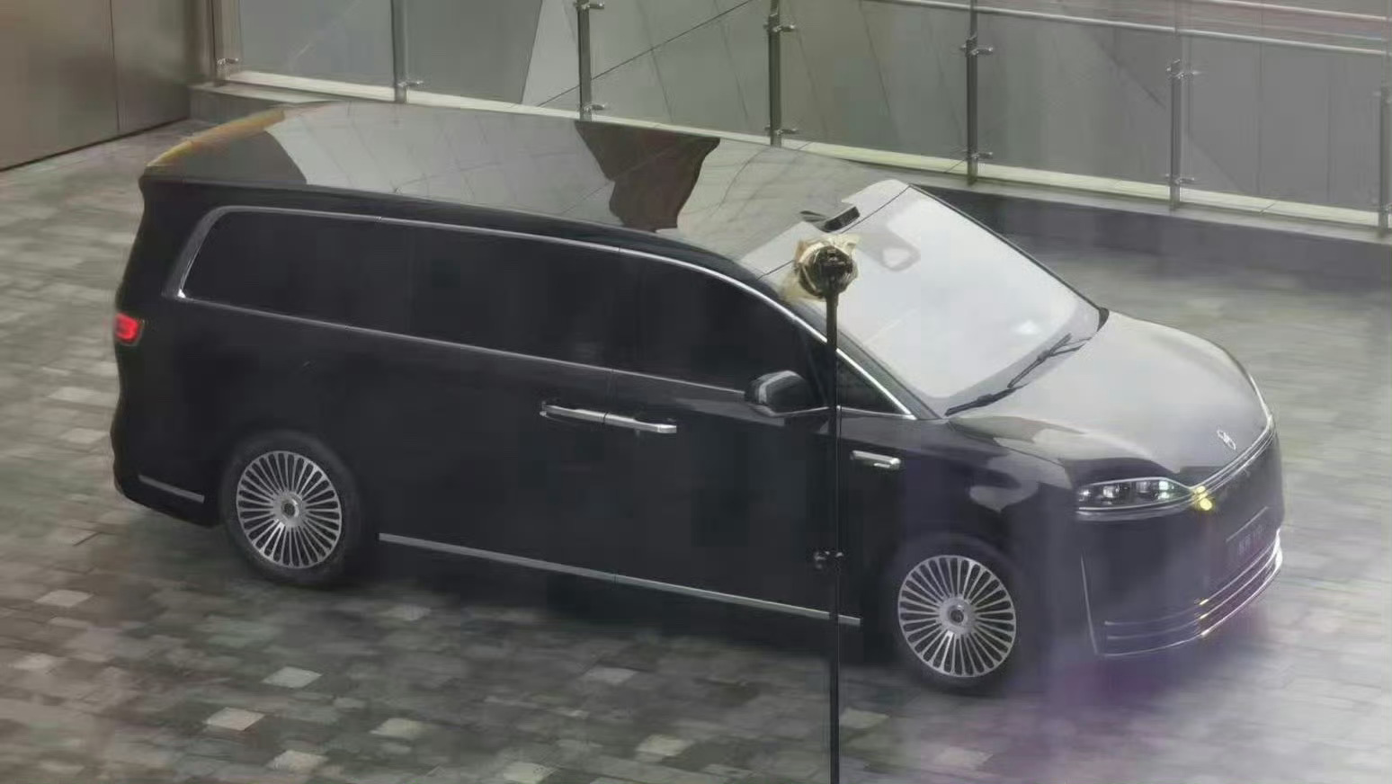 鸿蒙智行这款MPV设计咋样？尊不尊？ 