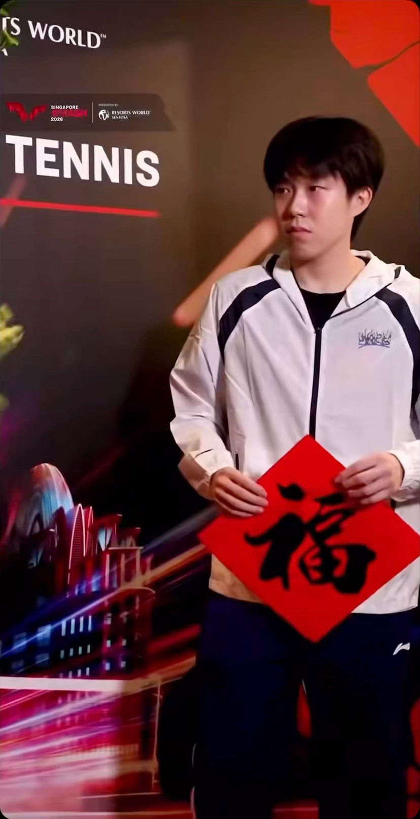 把刘海剪短了 回归顺毛真的乖的 想让人说 你别逗他了 萌的不行了孩子