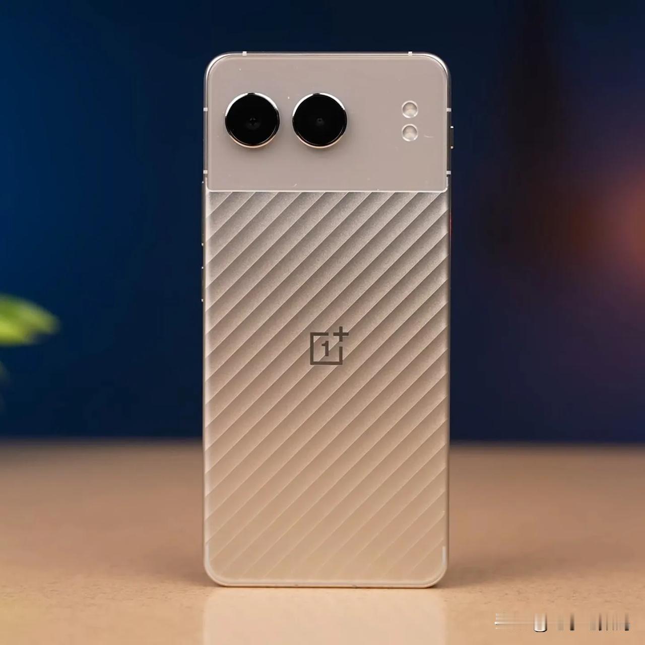 咱就是说一加的这个OnePlus Nord 4 设计是不是很帅？
金属拼接玻璃的