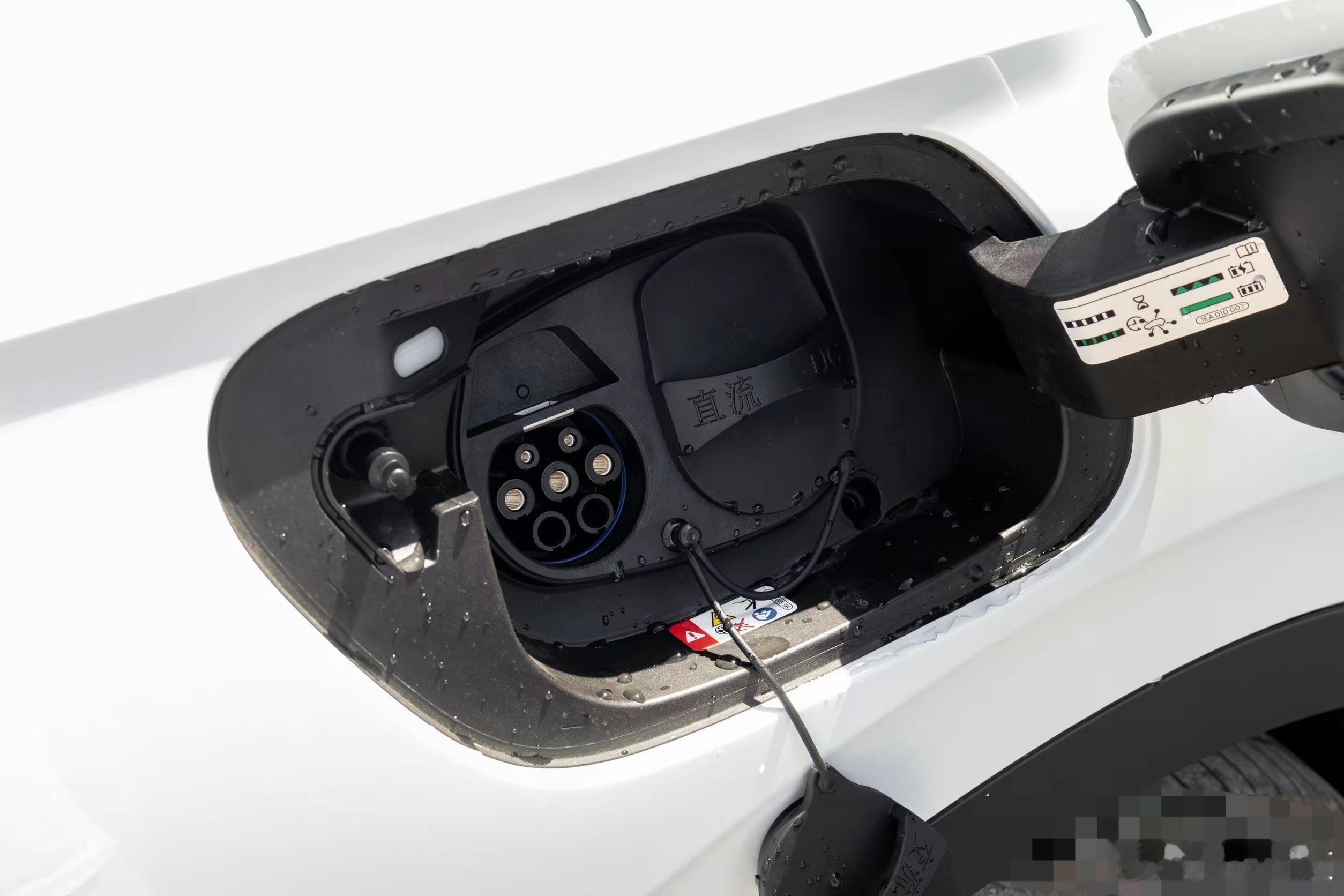 汽车[超话]  2025款上汽大众ID.4 X聪明款推出限时一口价，13.99万