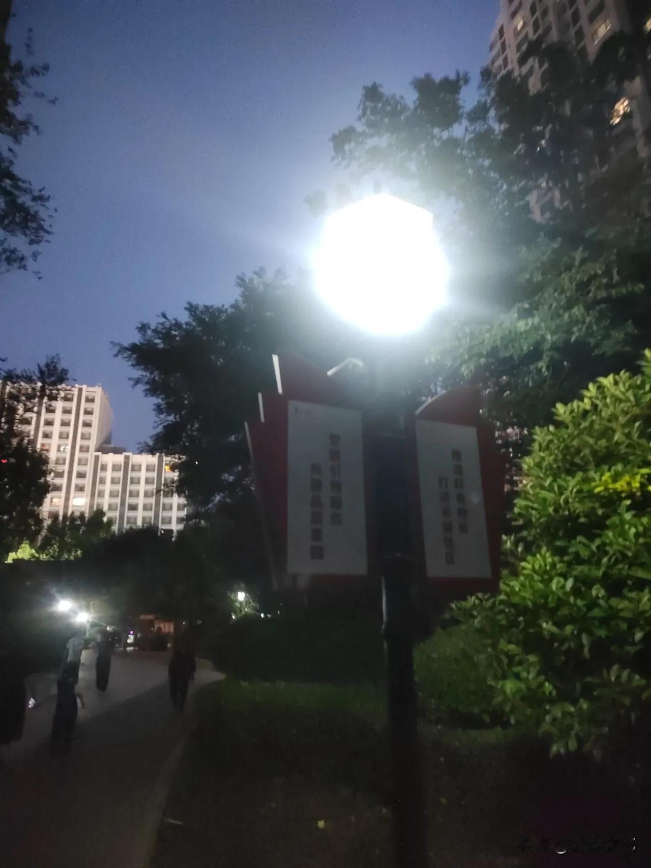 这一刻就想回家
月是故乡明
人是家乡好