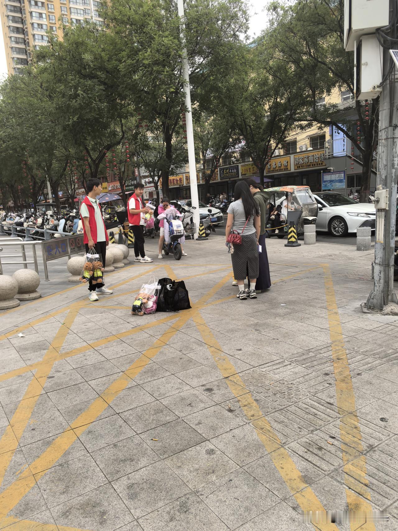 过去仔细一问，原来是咸阳市一银行工作人员，让行人扫码。主耍介绍个人养老金业务，扫