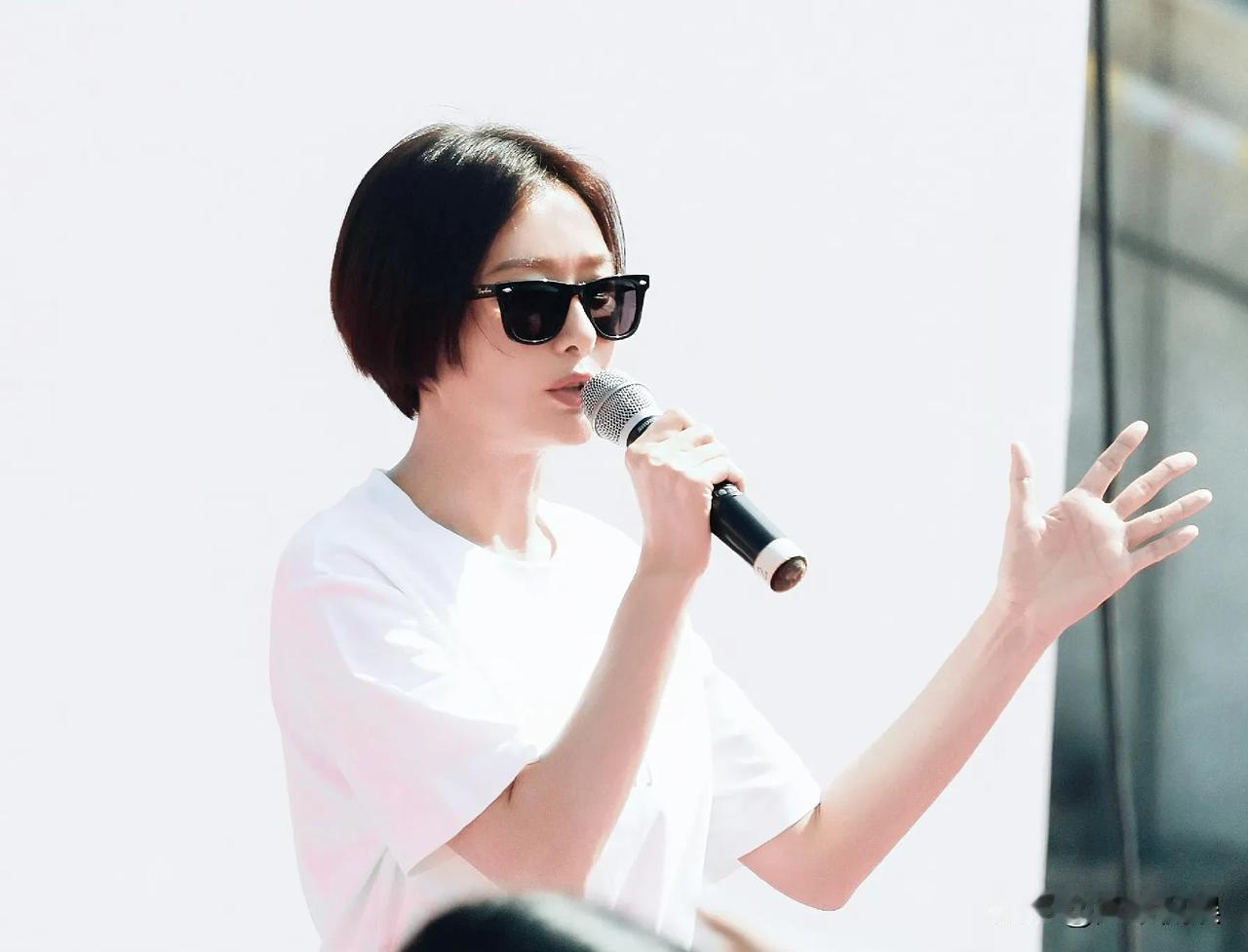 秦岚《平等之门》开机现场照，直接让人眼前一亮！

《平等之门》在千呼万盼中终于开