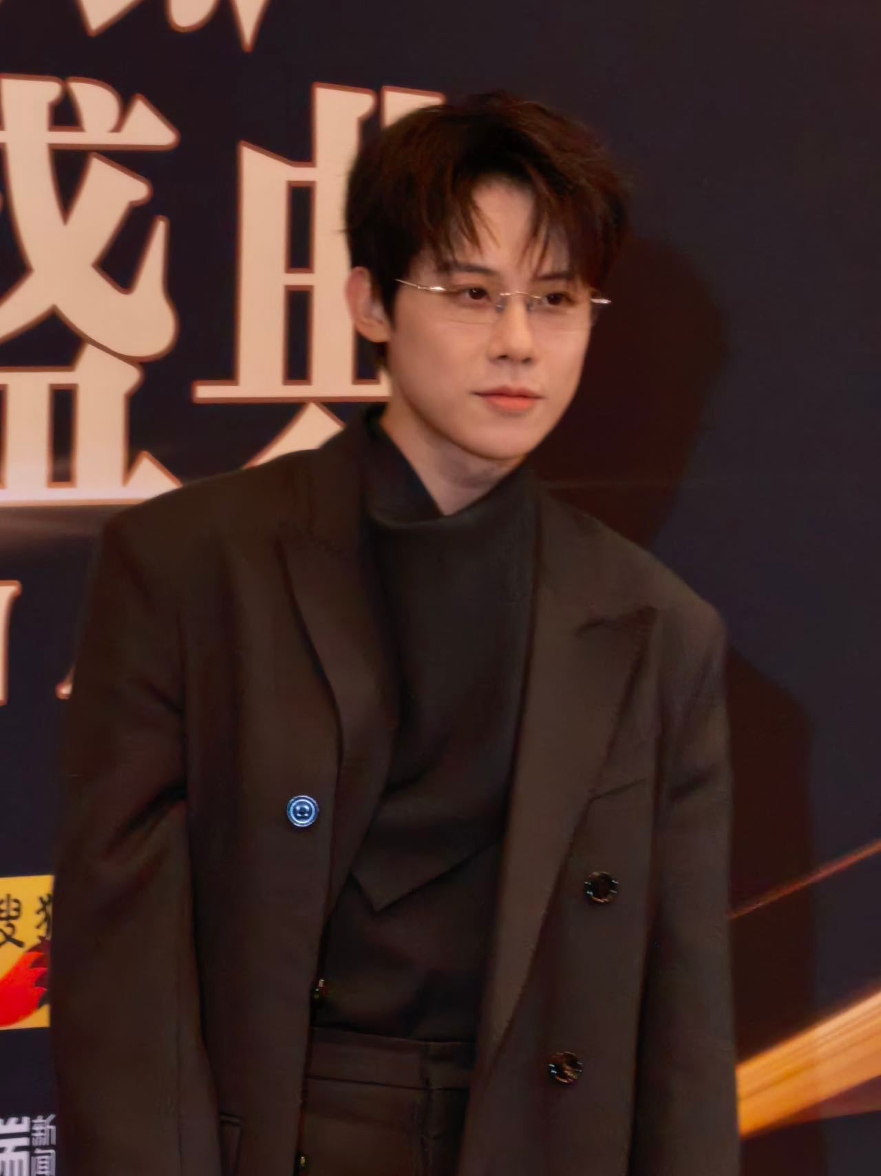 谁来懂一下周奇扶眼镜 周奇扶眼镜杀我！这颜值和氛围感，直接焊死在我的审美点上！寒