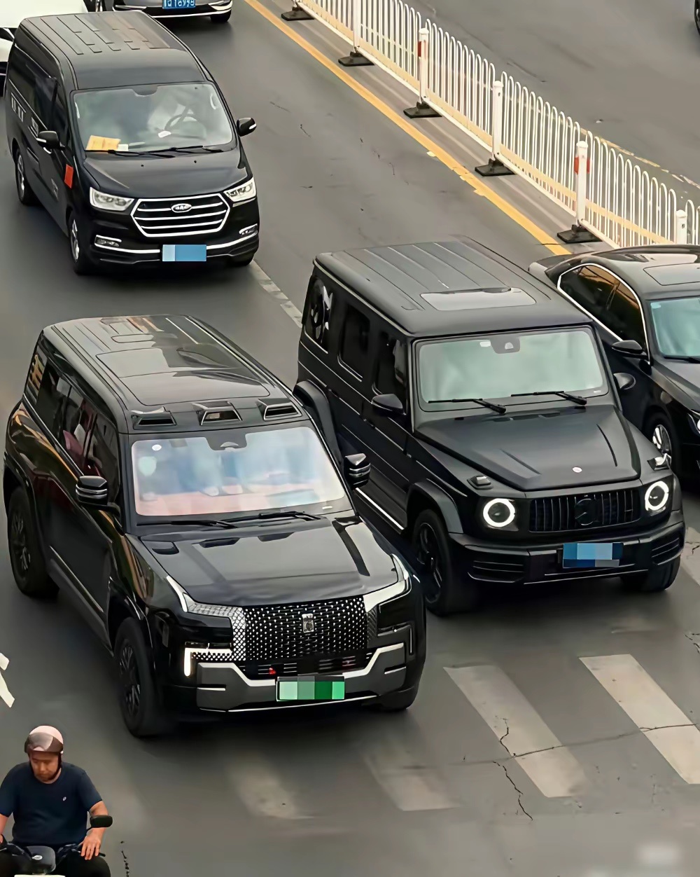 摸着屁股说，奔驰大G和仰望U8，哪个更胜一筹？