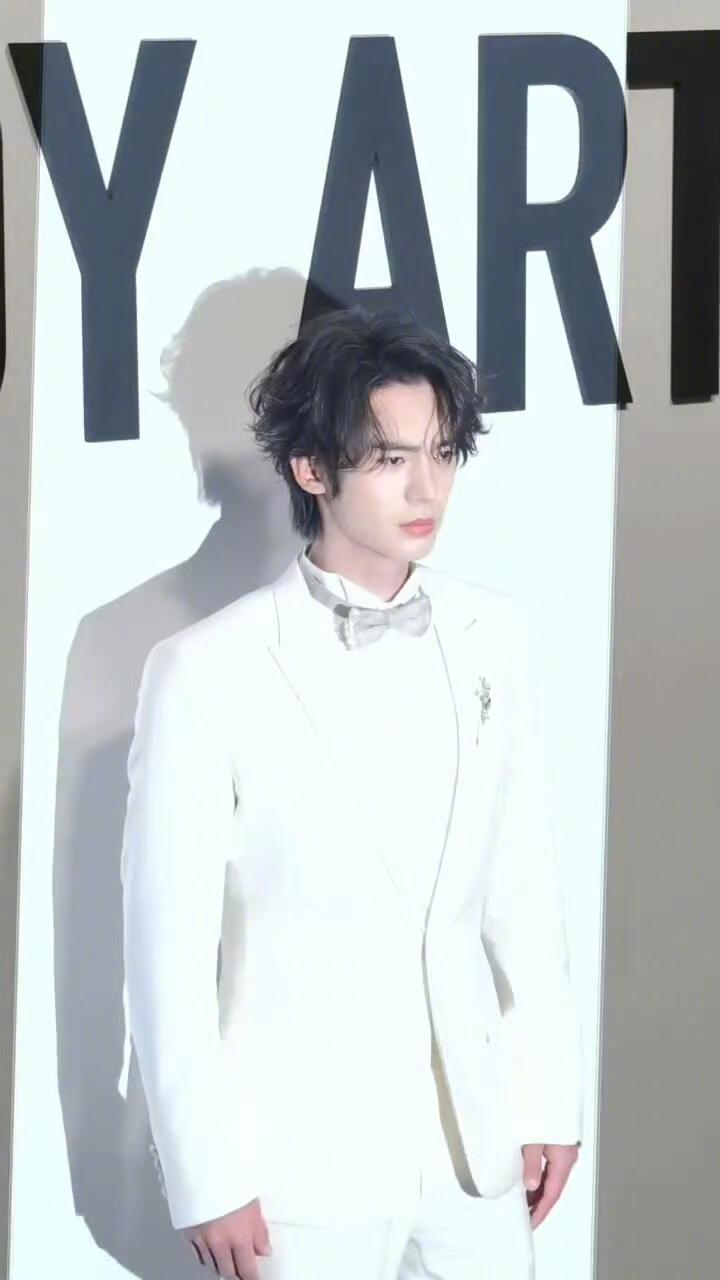 于适Dior活动路透 于适出席 DIOR LADY ART 展览活动 白西装卷发