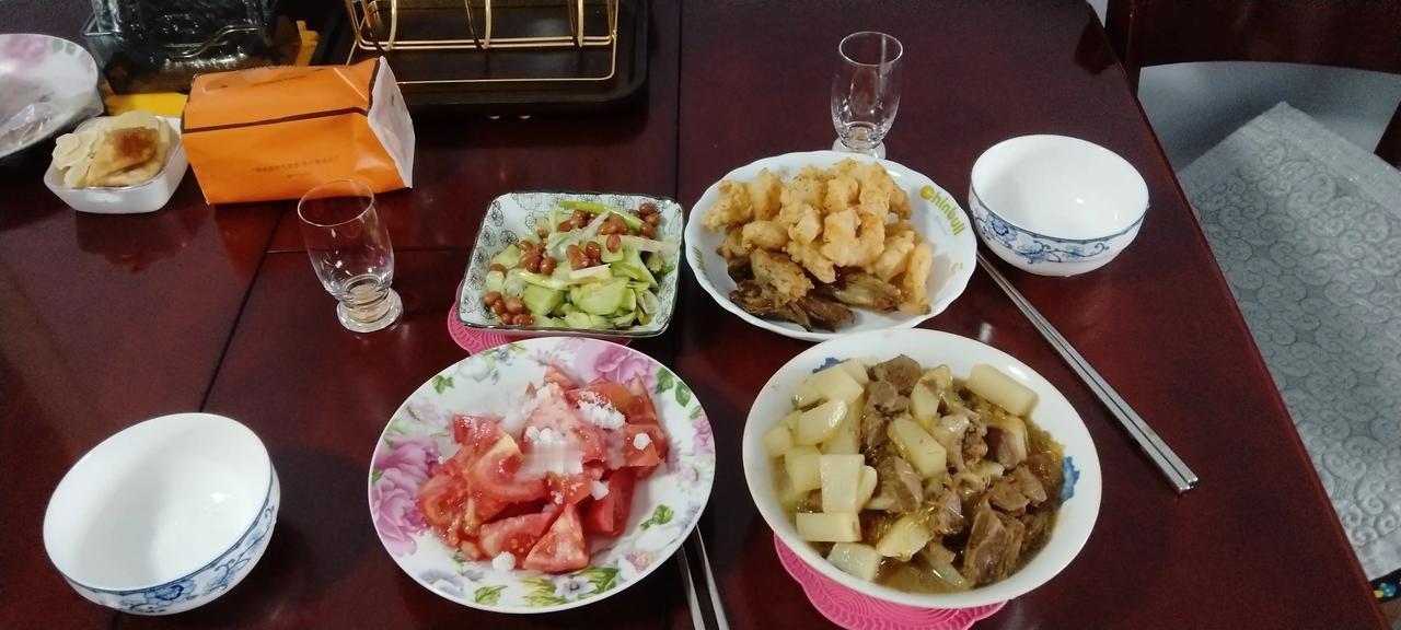 老两口喝点。没有四个菜，喝酒不动筷儿[呲牙][呲牙][呲牙]牛肉炖箩卜粉丝，炸虾