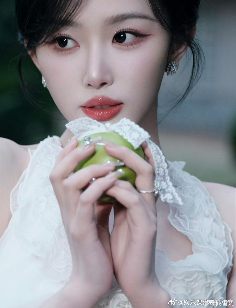 这个大小姐给孔雪儿演爽了剧里被强制爱，直播秒变傲娇大小姐，对邓凯耍脾气又拽衣领，