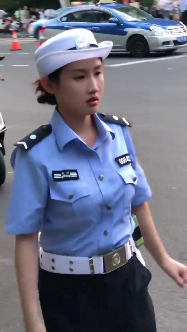 头盔。停下来。停下来。好了，别说话。