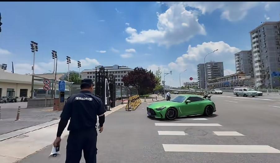 蓝天白云绿车，我们王队开着他的显眼包绿色车上训下训。

王队这车亮眼， 好辨认，
