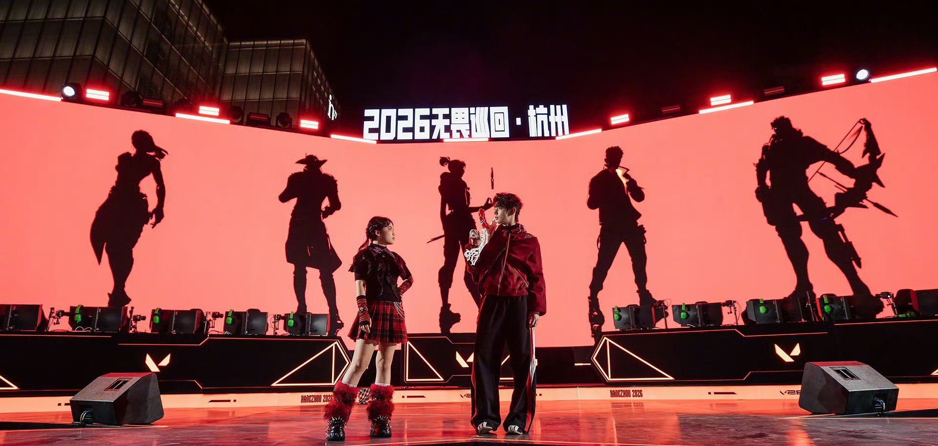 无畏契约杭州时装周 这波跨界真的鲨我！游戏里的元素穿在身上居然这么炸，线条利落得