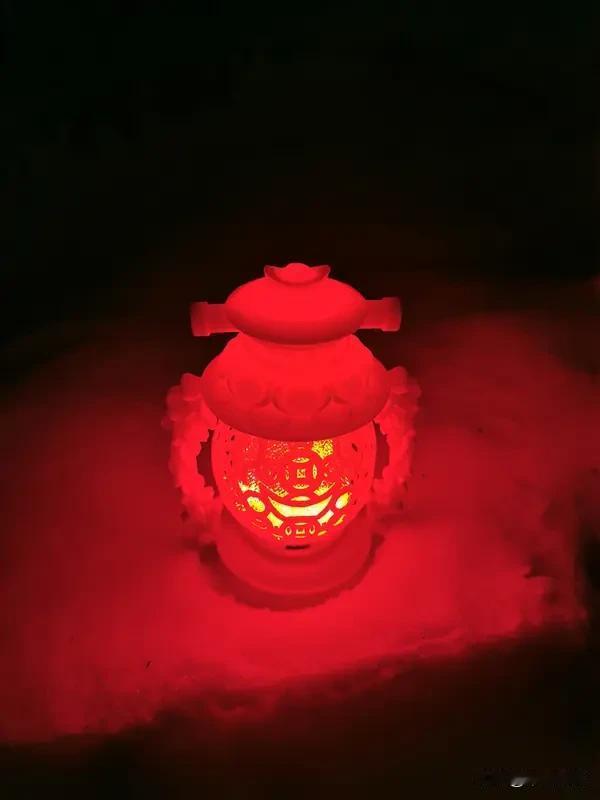 除夕夜我们这里要一盏红灯，照到天亮。表示新的一年红红火火。
