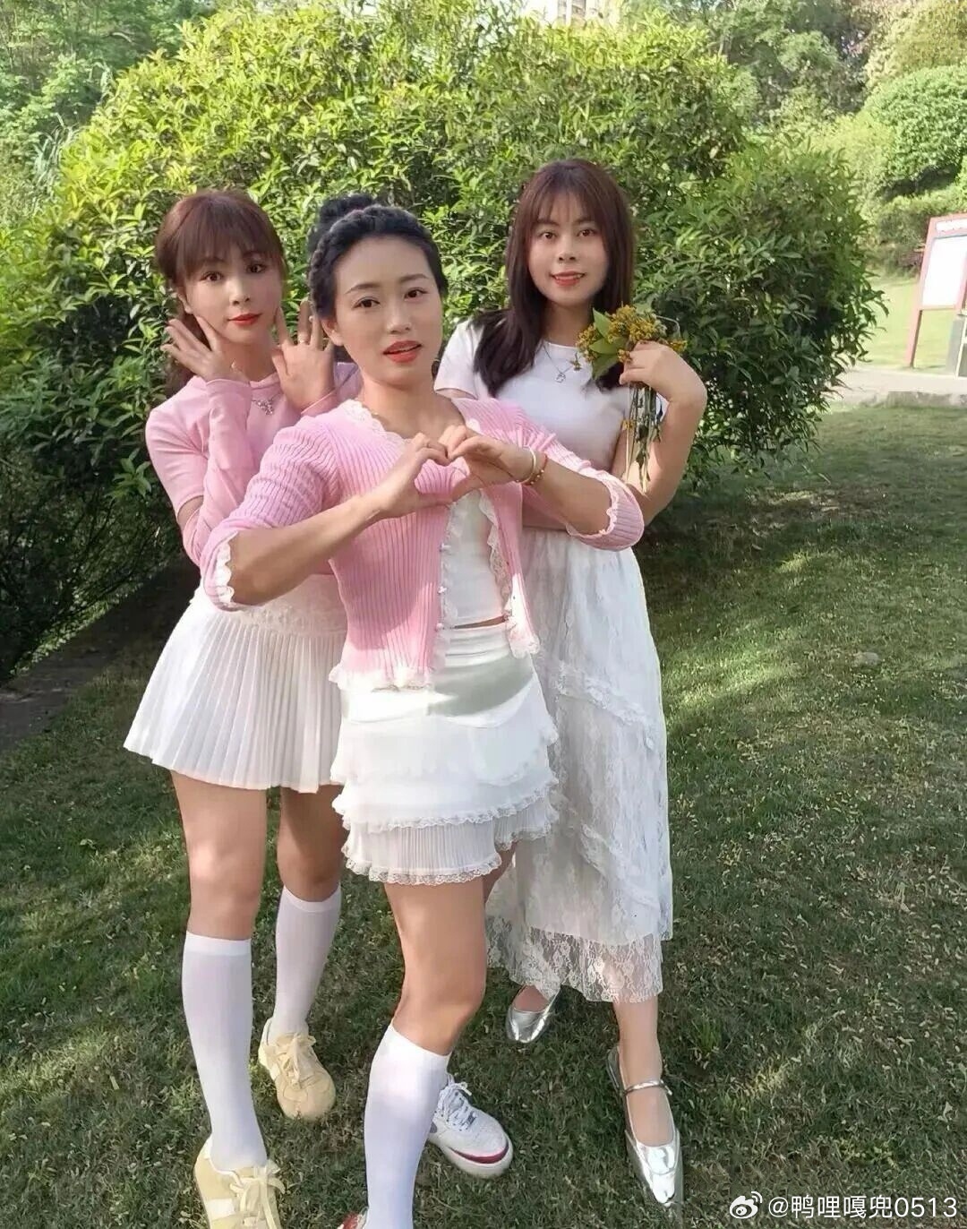 OOTD时尚穿搭今天穿什么ootd 浅色体恤搭配黑色短裙真好看 